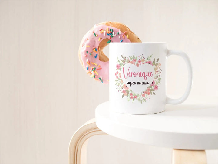 Mug couronne fleurs en forme de coeur personnalisable - Professeure Atsem Nounou - Woolly Panda